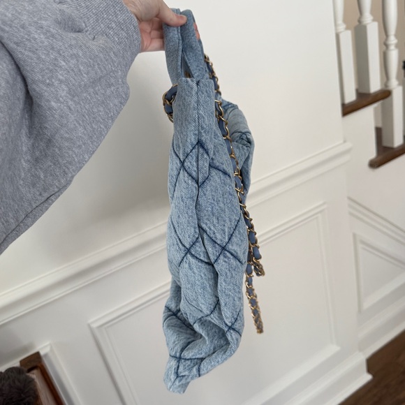 Chanel Washed Denim Bow Bag Zipper Tote Fall Winter 2025/2026 - Picture 5 of 15
